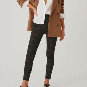 NWT Sanctuary Runway Ponte Leggings with Pockets in Forest Camo in XS